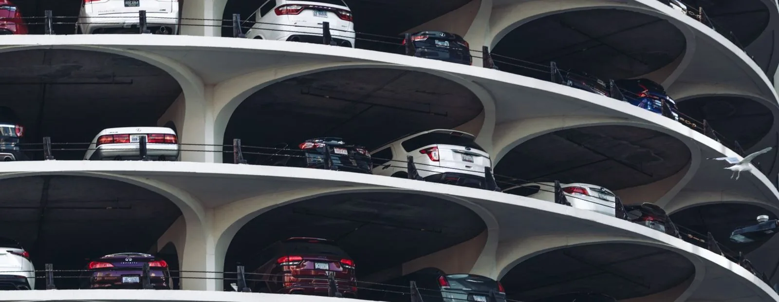 Çok katlı bir otopark tesisinin katlarında park etmiş araçlar