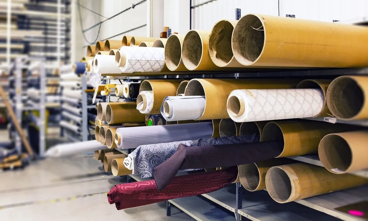 Tekstil fabrikasında kumaş rulosu rafları